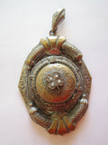 Antique Spring Loaded 4 Photo Locket - Yesteryear Essentials
 - 9